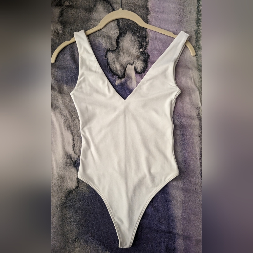Babaton Contour V-neck Bodysuit 2xs